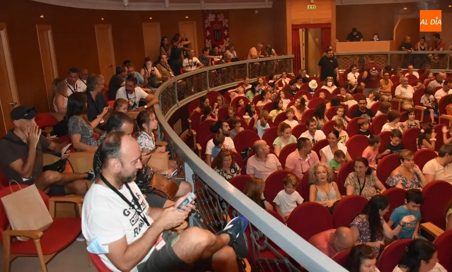 Foto 7 - Miguel de Lucas llena el Teatro Nuevo de ilusi&oacute;n y magia