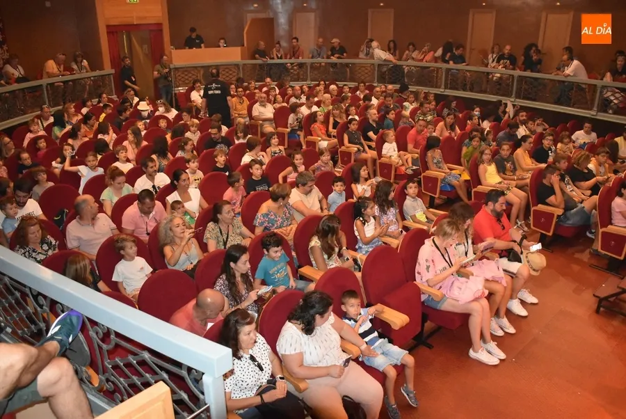 Foto 9 - Miguel de Lucas llena el Teatro Nuevo de ilusi&oacute;n y magia