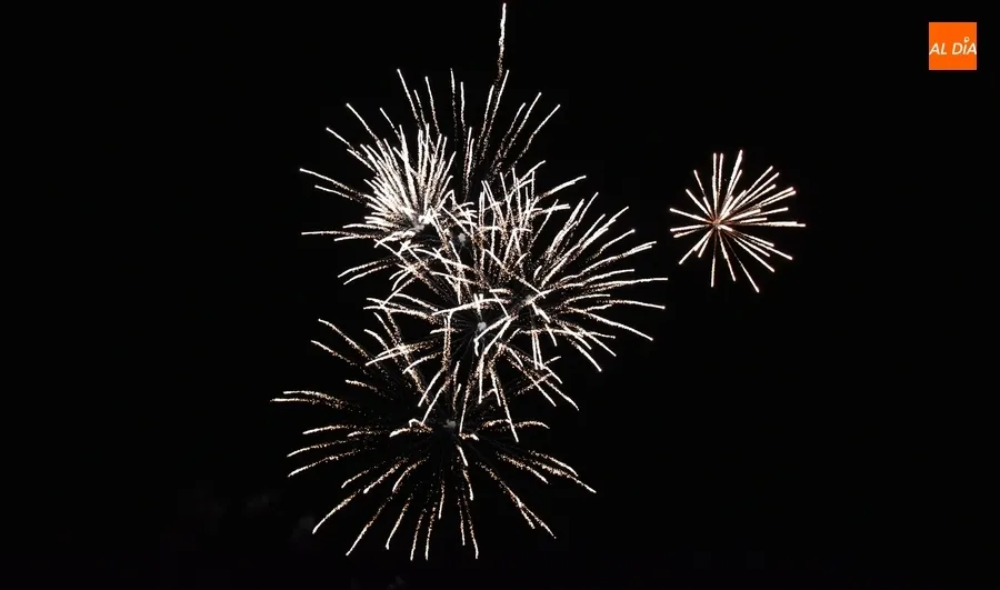 Foto 8 - Los fuegos artificiales retornan al ecuador de agosto iluminando una noche de cielo ahumado