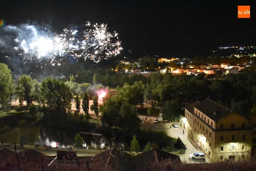 Foto 9 - Los fuegos artificiales retornan al ecuador de agosto iluminando una noche de cielo ahumado