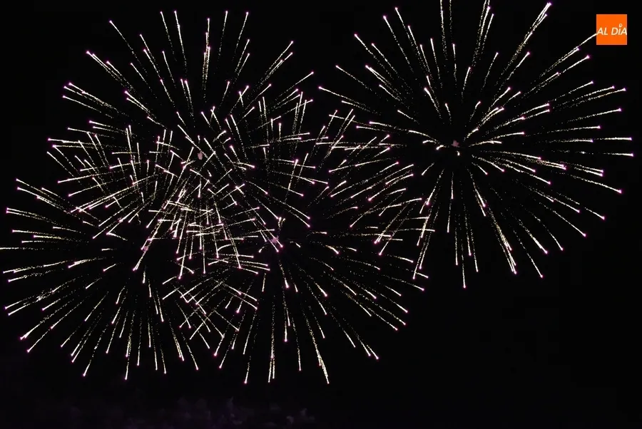 Foto 10 - Los fuegos artificiales retornan al ecuador de agosto iluminando una noche de cielo ahumado