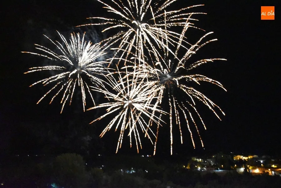 Foto 11 - Los fuegos artificiales retornan al ecuador de agosto iluminando una noche de cielo ahumado