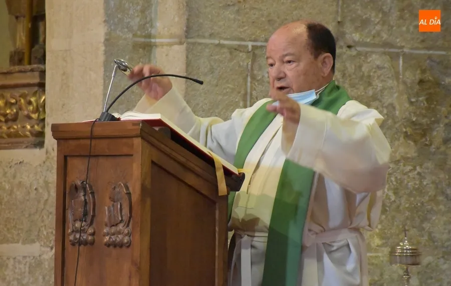 Foto 3 - Lleno en la celebraci&oacute;n de los 50 a&ntilde;os como sacerdote de &Aacute;ngel Mart&iacute;n Carballo