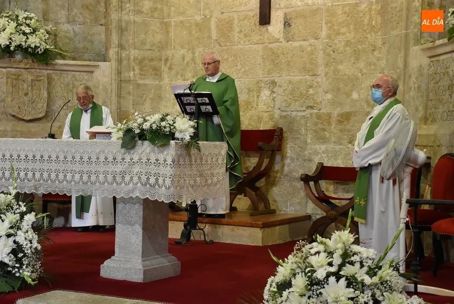 Foto 10 - Lleno en la celebraci&oacute;n de los 50 a&ntilde;os como sacerdote de &Aacute;ngel Mart&iacute;n Carballo