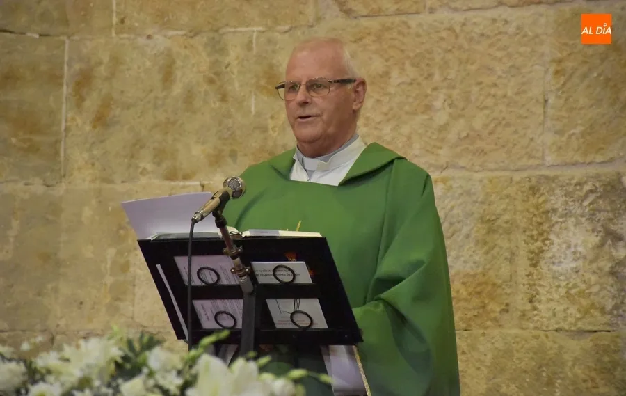 Foto 11 - Lleno en la celebraci&oacute;n de los 50 a&ntilde;os como sacerdote de &Aacute;ngel Mart&iacute;n Carballo