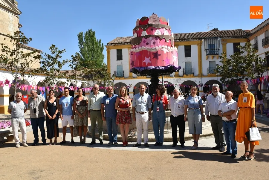 Foto 2 - Equipo de Gobierno y oposici&oacute;n mantienen un divertido &lsquo;duelo&rsquo; con cachiporra en su visita al Divierteatro