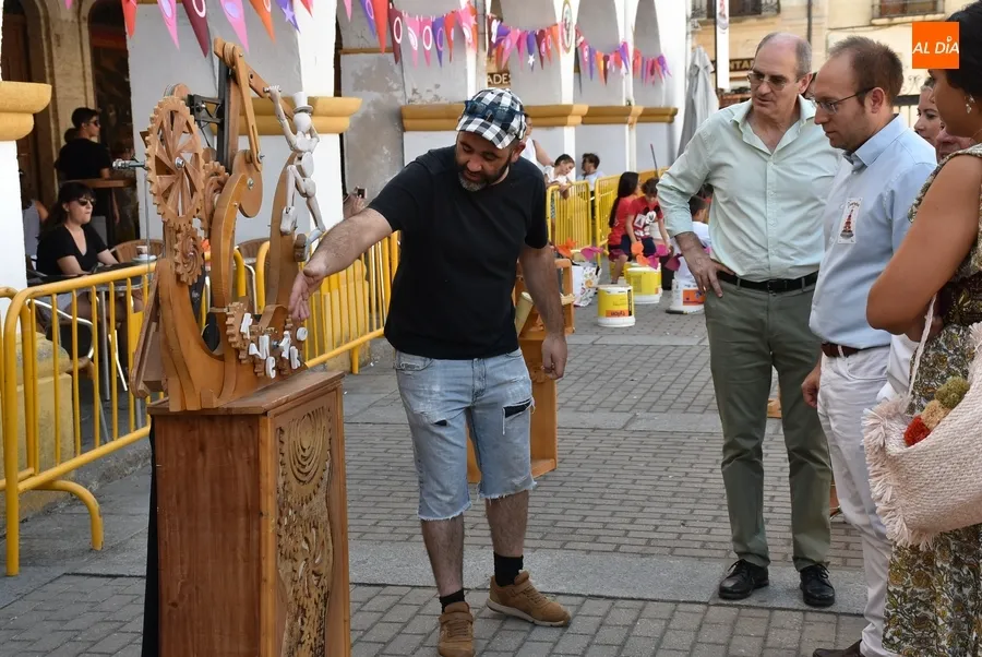 Foto 3 - Equipo de Gobierno y oposici&oacute;n mantienen un divertido &lsquo;duelo&rsquo; con cachiporra en su visita al Divierteatro