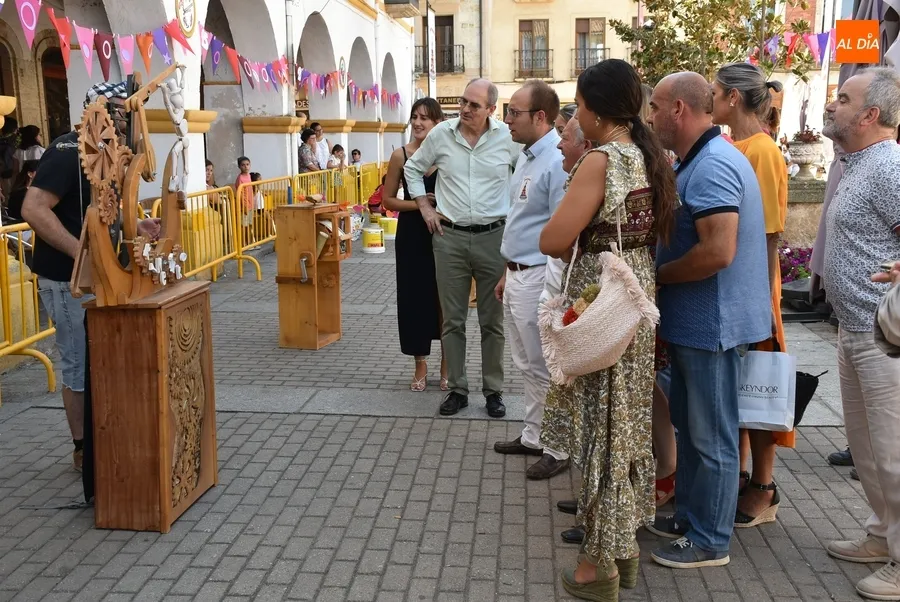 Foto 4 - Equipo de Gobierno y oposici&oacute;n mantienen un divertido &lsquo;duelo&rsquo; con cachiporra en su visita al Divierteatro