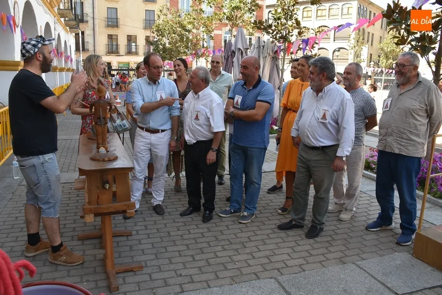 Foto 5 - Equipo de Gobierno y oposici&oacute;n mantienen un divertido &lsquo;duelo&rsquo; con cachiporra en su visita al Divierteatro