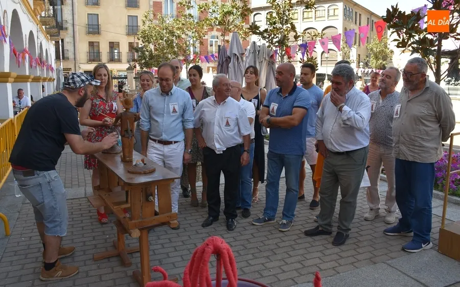 Foto 6 - Equipo de Gobierno y oposici&oacute;n mantienen un divertido &lsquo;duelo&rsquo; con cachiporra en su visita al Divierteatro