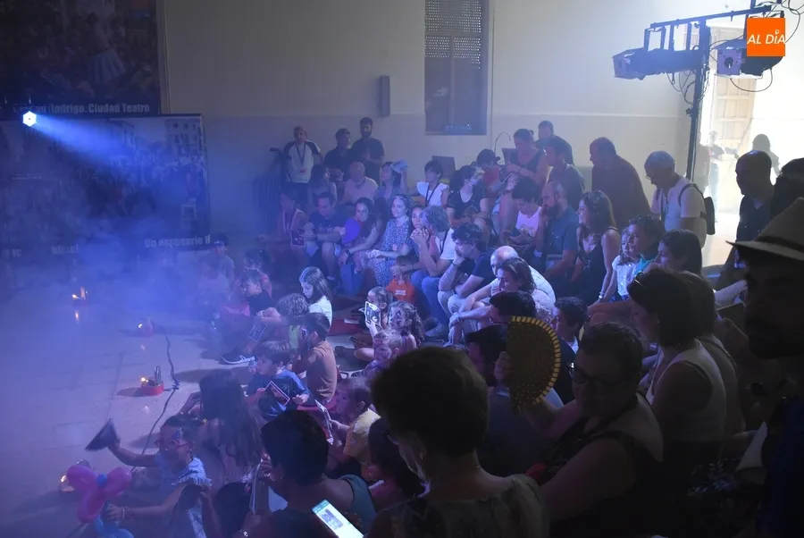 Foto 2 - El mirobrigense Dani G&oacute;mez deja &ldquo;flipados&rdquo; a los ni&ntilde;os con su singular circo de pulgas