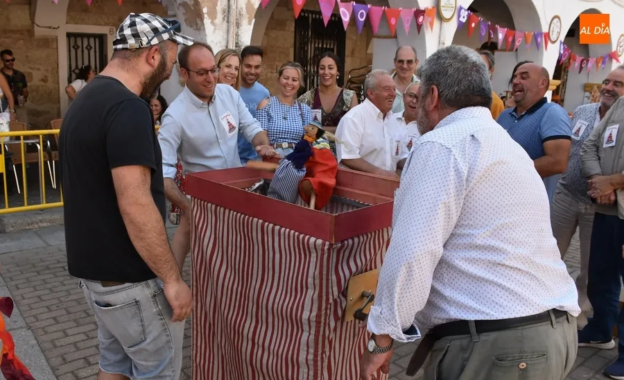 Foto 8 - Equipo de Gobierno y oposici&oacute;n mantienen un divertido &lsquo;duelo&rsquo; con cachiporra en su visita al Divierteatro