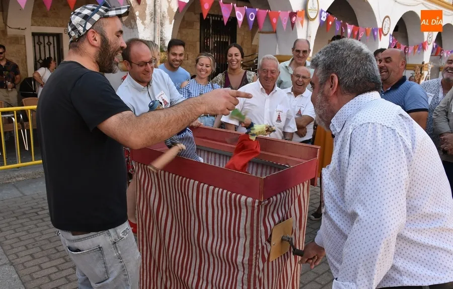 Foto 9 - Equipo de Gobierno y oposici&oacute;n mantienen un divertido &lsquo;duelo&rsquo; con cachiporra en su visita al Divierteatro