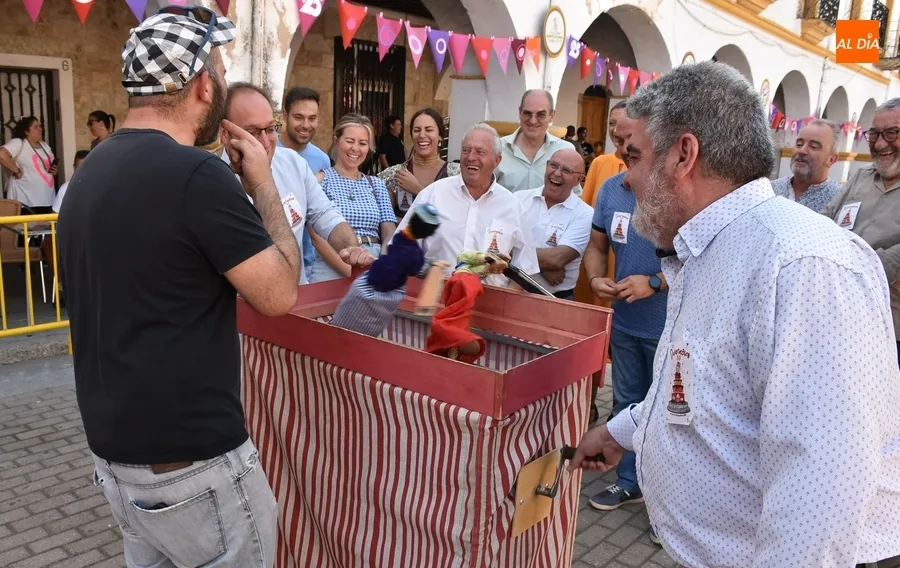 Foto 10 - Equipo de Gobierno y oposici&oacute;n mantienen un divertido &lsquo;duelo&rsquo; con cachiporra en su visita al Divierteatro