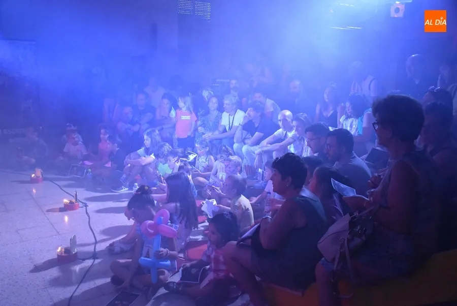 Foto 4 - El mirobrigense Dani G&oacute;mez deja &ldquo;flipados&rdquo; a los ni&ntilde;os con su singular circo de pulgas