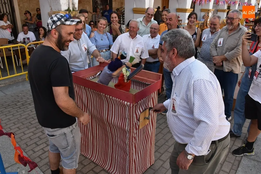 Foto 11 - Equipo de Gobierno y oposici&oacute;n mantienen un divertido &lsquo;duelo&rsquo; con cachiporra en su visita al Divierteatro