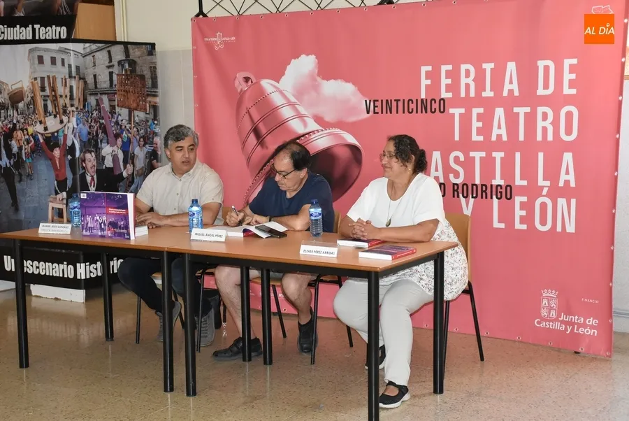 Foto 6 - Presentado un libro que recoge la historia del teatro en Castilla y Le&oacute;n desde el a&ntilde;o 1965