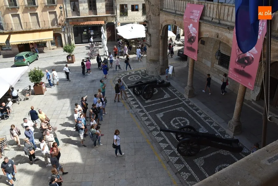 Foto 4 - La fachada de la Casa Consistorial suma otras dos grandes campanas