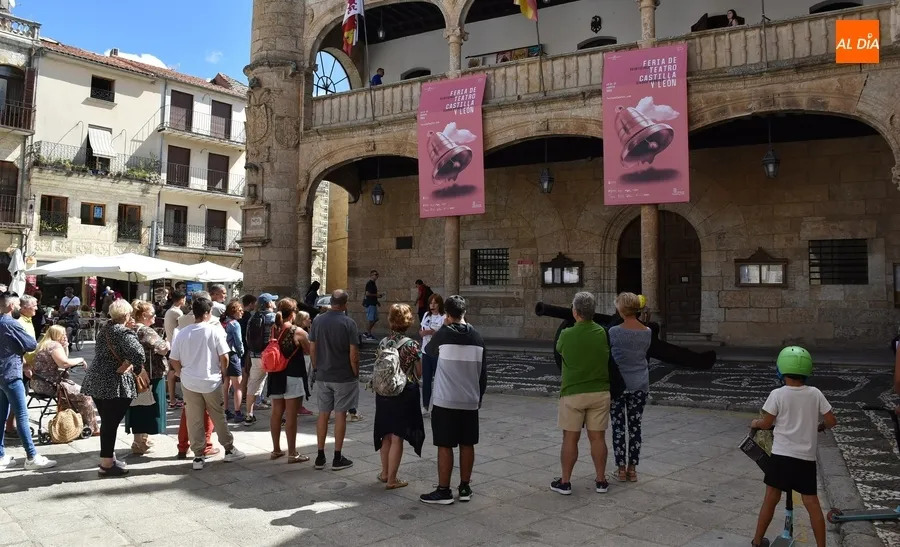 Foto 2 - La fachada de la Casa Consistorial suma otras dos grandes campanas