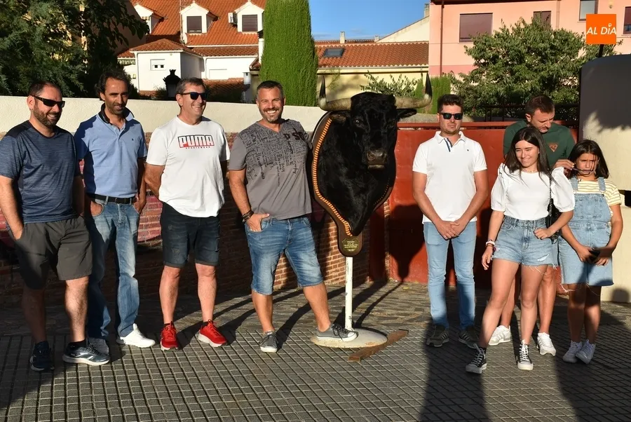 Foto 4 - Carnavaldeltoro.es entrega la cabeza de &lsquo;Precioso&rsquo; a Aiuri S&aacute;nchez