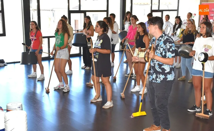 Foto 5 - Los j&oacute;venes del Divierteatro preparan con WeTumTum su pasacalles de la Feria de Teatro