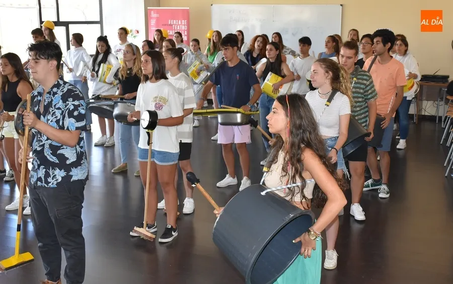 Foto 6 - Los j&oacute;venes del Divierteatro preparan con WeTumTum su pasacalles de la Feria de Teatro