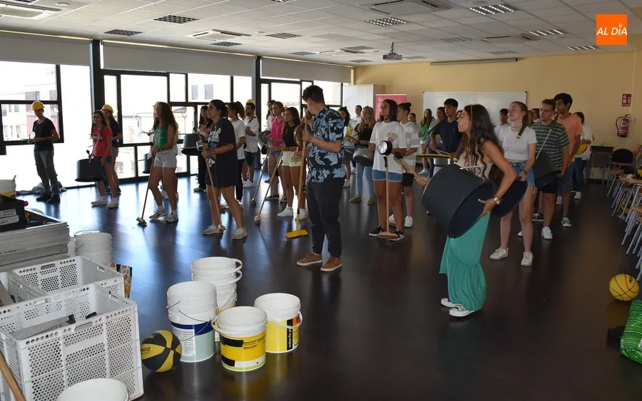 Foto 7 - Los j&oacute;venes del Divierteatro preparan con WeTumTum su pasacalles de la Feria de Teatro