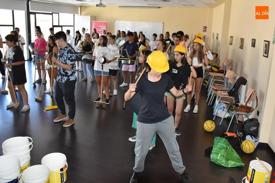 Foto 10 - Los j&oacute;venes del Divierteatro preparan con WeTumTum su pasacalles de la Feria de Teatro