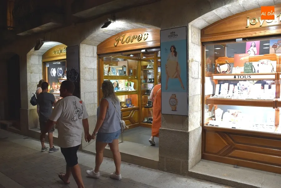 Foto 5 - Pocos establecimientos involucrados pero buen ambiente callejero en la 3&ordf; Noche del Comercio