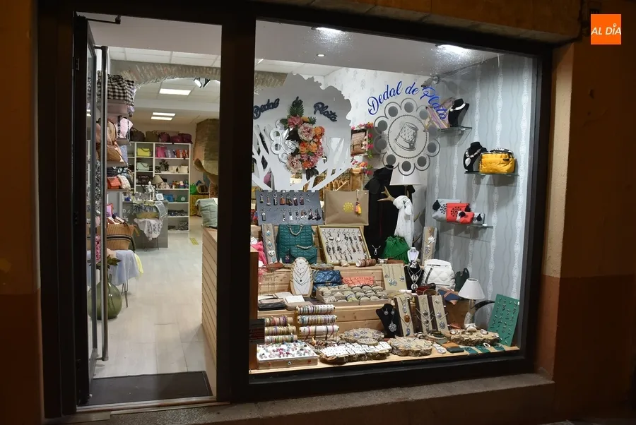 Foto 6 - Pocos establecimientos involucrados pero buen ambiente callejero en la 3&ordf; Noche del Comercio