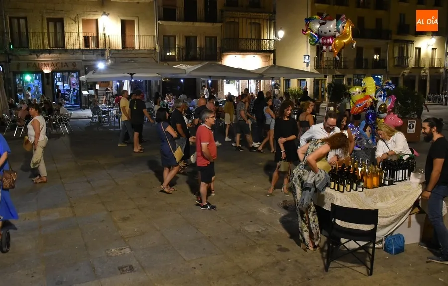 Foto 7 - Pocos establecimientos involucrados pero buen ambiente callejero en la 3&ordf; Noche del Comercio