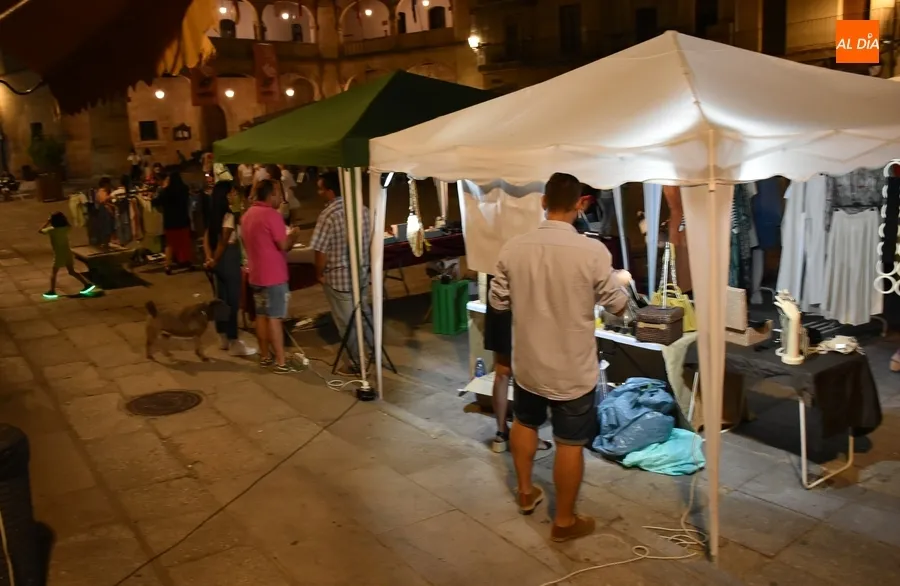 Foto 8 - Pocos establecimientos involucrados pero buen ambiente callejero en la 3&ordf; Noche del Comercio