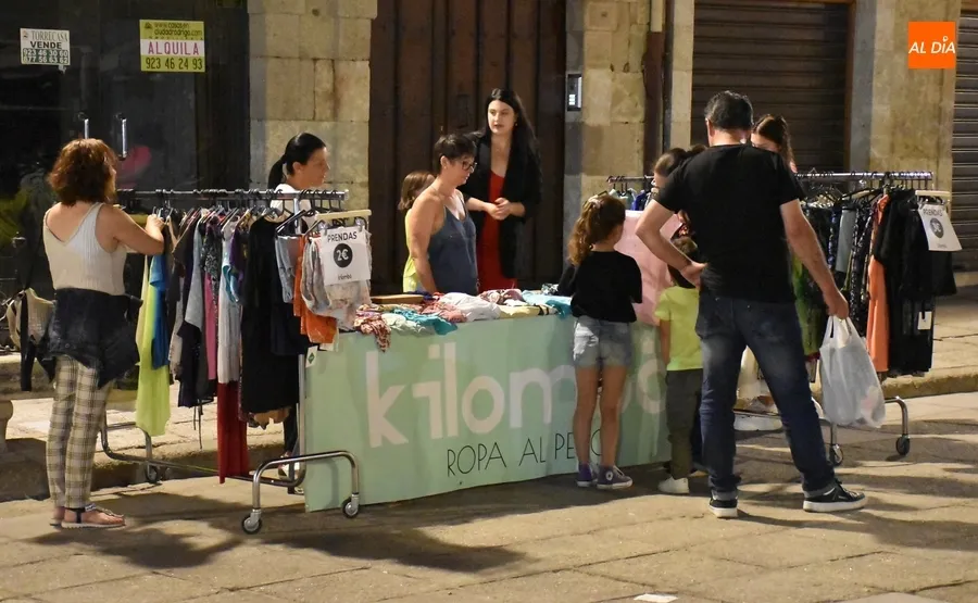 Foto 9 - Pocos establecimientos involucrados pero buen ambiente callejero en la 3&ordf; Noche del Comercio