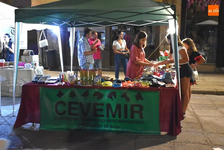 Foto 10 - Pocos establecimientos involucrados pero buen ambiente callejero en la 3&ordf; Noche del Comercio