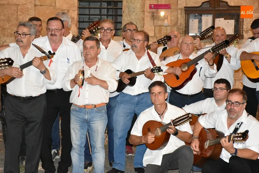 Foto 5 - Complet&iacute;sima noche de apertura, con gran seguimiento de p&uacute;blico, del recuperado Martes Mayor