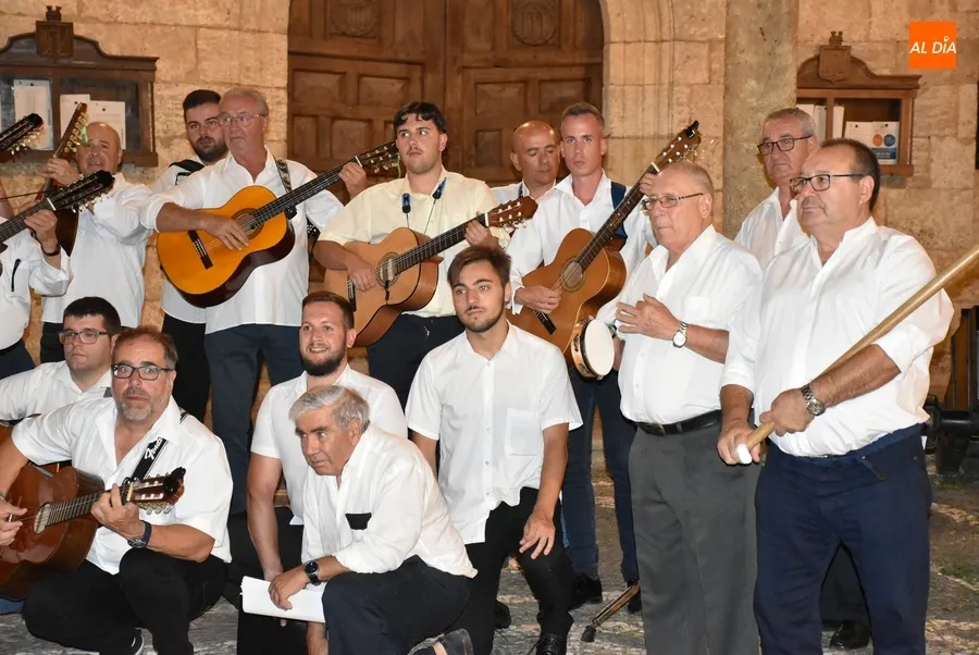 Foto 6 - Complet&iacute;sima noche de apertura, con gran seguimiento de p&uacute;blico, del recuperado Martes Mayor