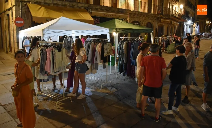 Foto 11 - Pocos establecimientos involucrados pero buen ambiente callejero en la 3&ordf; Noche del Comercio