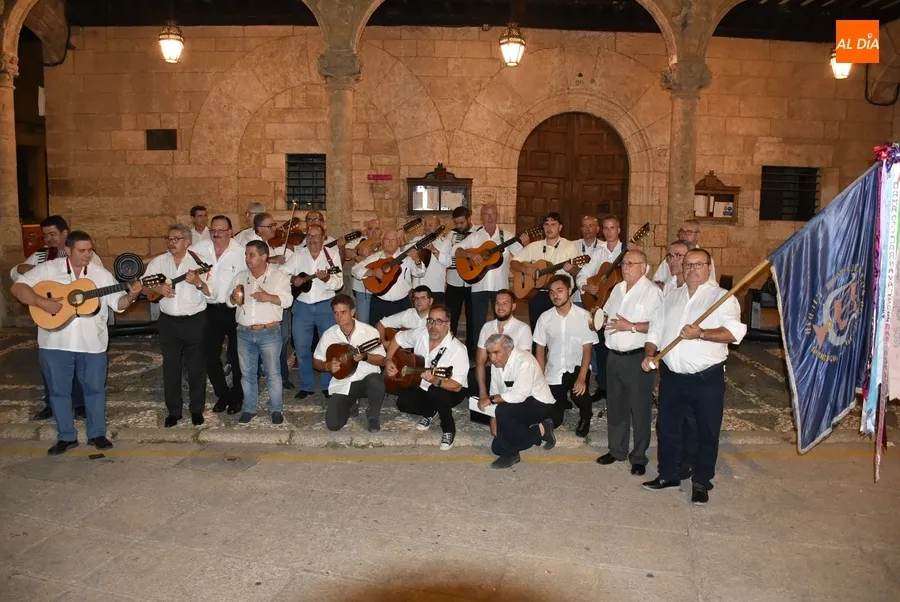 Foto 7 - Complet&iacute;sima noche de apertura, con gran seguimiento de p&uacute;blico, del recuperado Martes Mayor