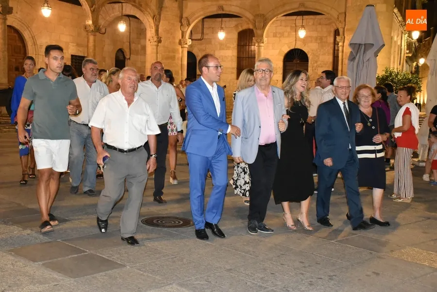 Foto 9 - Complet&iacute;sima noche de apertura, con gran seguimiento de p&uacute;blico, del recuperado Martes Mayor