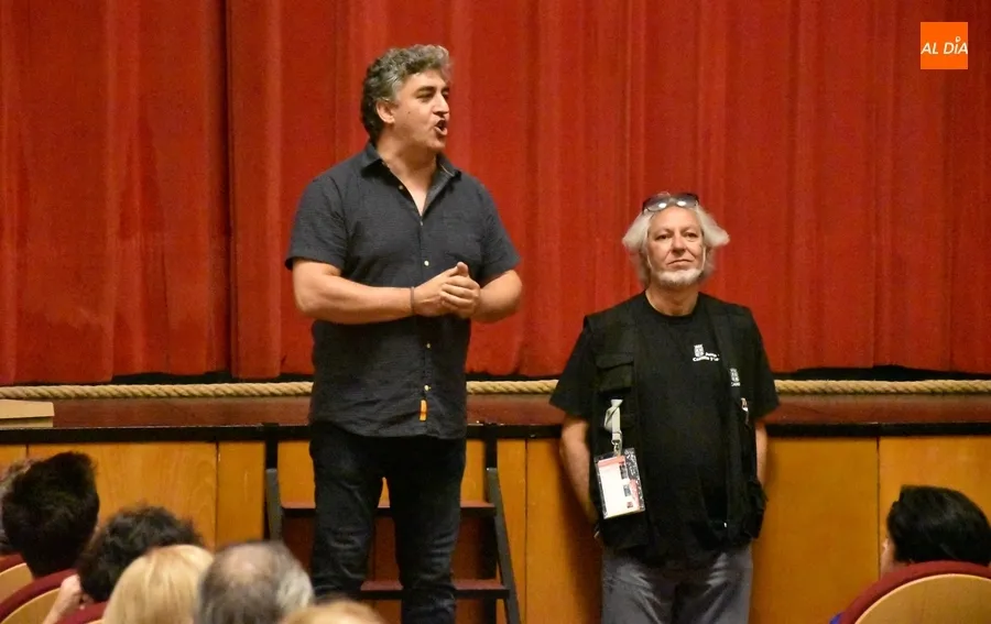 Foto 2 - La Feria le da una sorpresa a M&iacute;chel, hist&oacute;rico conserje del Teatro Nuevo, por su pr&oacute;xima jubilaci&oacute;n