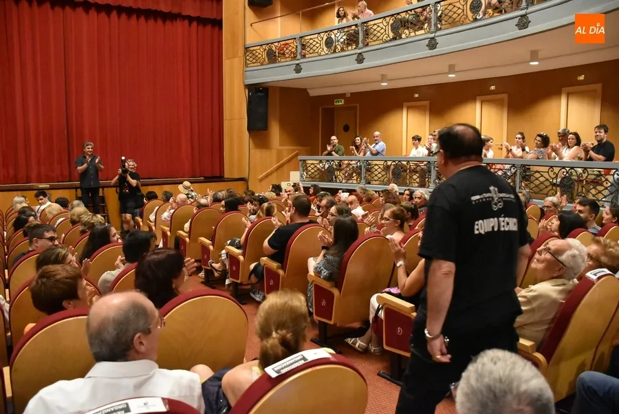 Foto 3 - La Feria le da una sorpresa a M&iacute;chel, hist&oacute;rico conserje del Teatro Nuevo, por su pr&oacute;xima jubilaci&oacute;n