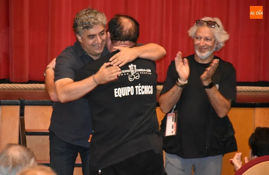 Foto 4 - La Feria le da una sorpresa a M&iacute;chel, hist&oacute;rico conserje del Teatro Nuevo, por su pr&oacute;xima jubilaci&oacute;n