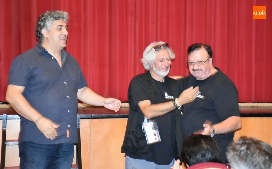 Foto 5 - La Feria le da una sorpresa a M&iacute;chel, hist&oacute;rico conserje del Teatro Nuevo, por su pr&oacute;xima jubilaci&oacute;n