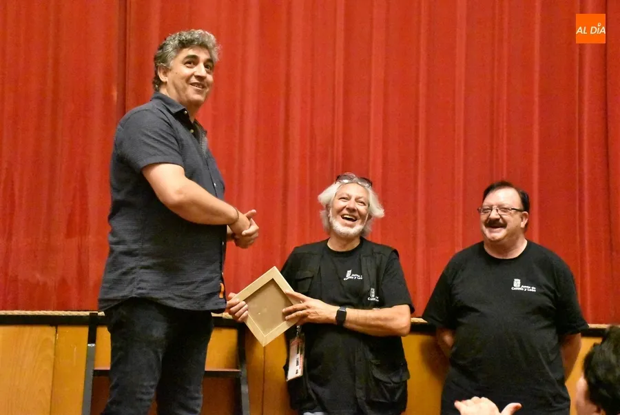Foto 6 - La Feria le da una sorpresa a M&iacute;chel, hist&oacute;rico conserje del Teatro Nuevo, por su pr&oacute;xima jubilaci&oacute;n
