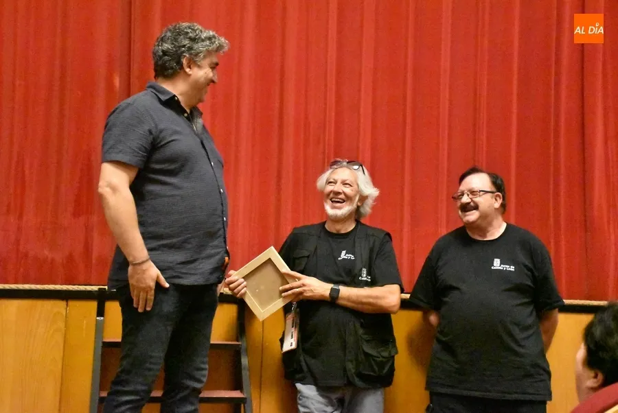 Foto 7 - La Feria le da una sorpresa a M&iacute;chel, hist&oacute;rico conserje del Teatro Nuevo, por su pr&oacute;xima jubilaci&oacute;n