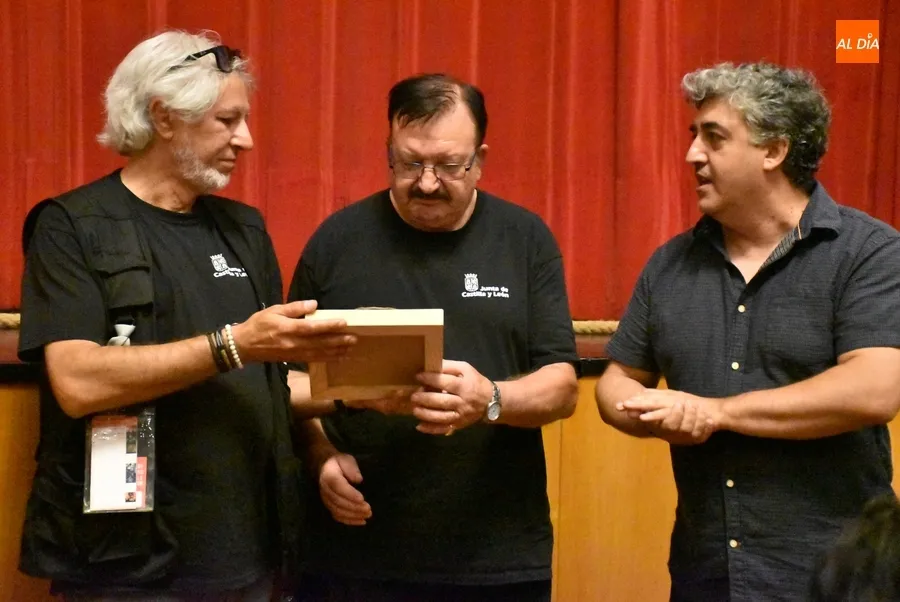 Foto 8 - La Feria le da una sorpresa a M&iacute;chel, hist&oacute;rico conserje del Teatro Nuevo, por su pr&oacute;xima jubilaci&oacute;n