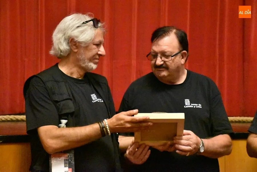 Foto 9 - La Feria le da una sorpresa a M&iacute;chel, hist&oacute;rico conserje del Teatro Nuevo, por su pr&oacute;xima jubilaci&oacute;n