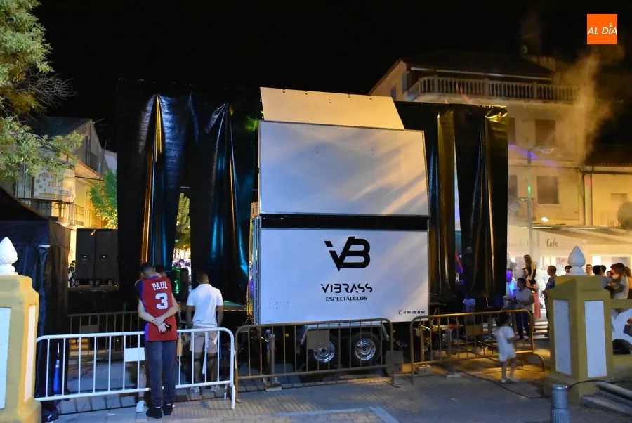Foto 9 - La discom&oacute;vil Vibrass se encarga de cerrar de una forma diferente a la habitual el Martes Chico