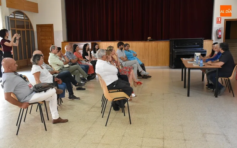 Foto 4 - Denis Rafter presenta el libro en el que ha basado su espect&aacute;culo &lsquo;Elio y Elo&iacute;sa&rsquo; del Divierteatro
