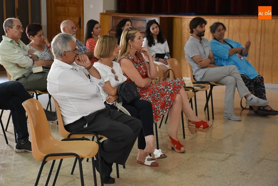 Foto 5 - Denis Rafter presenta el libro en el que ha basado su espect&aacute;culo &lsquo;Elio y Elo&iacute;sa&rsquo; del Divierteatro